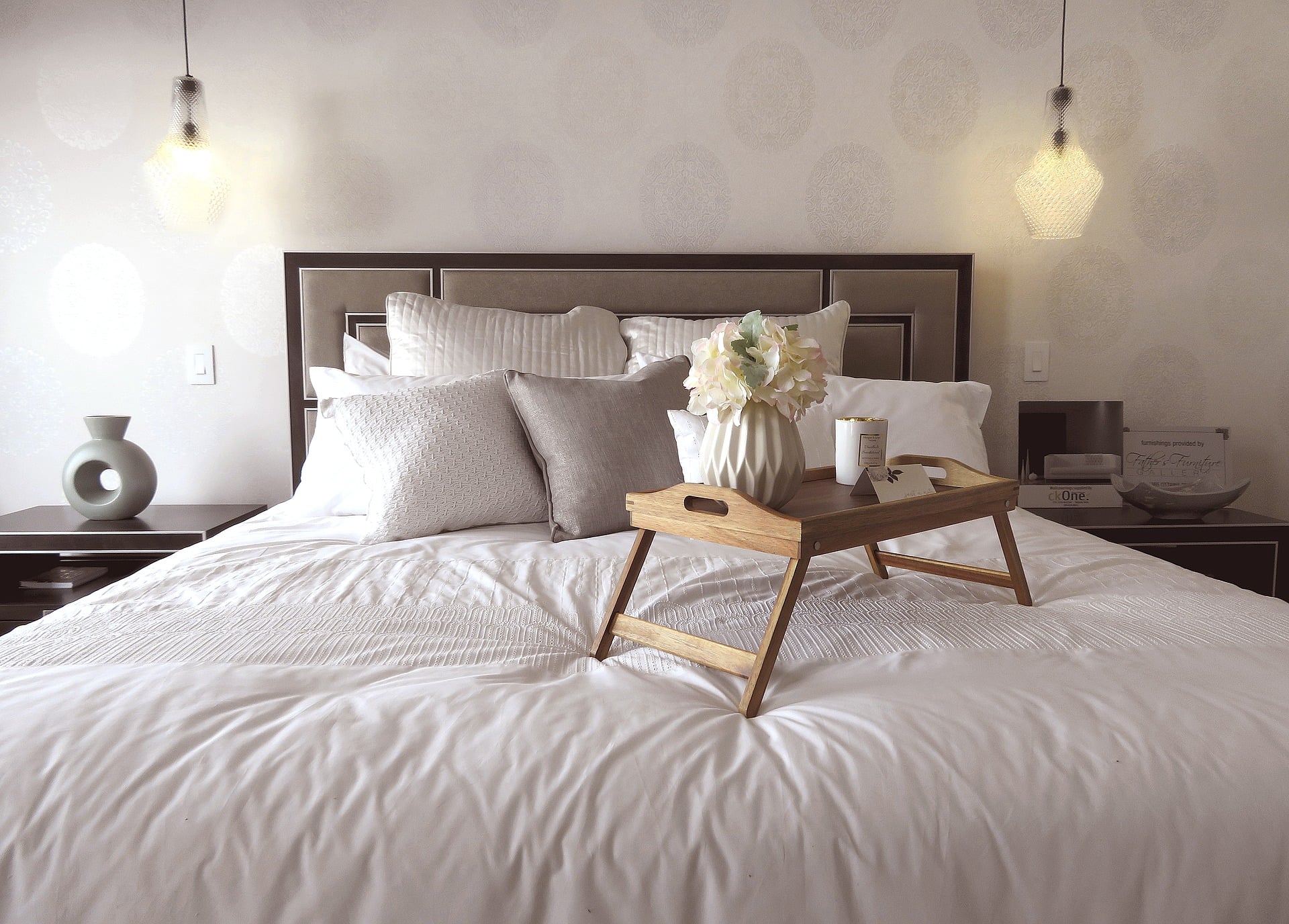 How to Pick a Hospital Bed Table or Tray